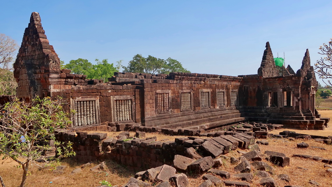 Huge building in lower Wat Phou