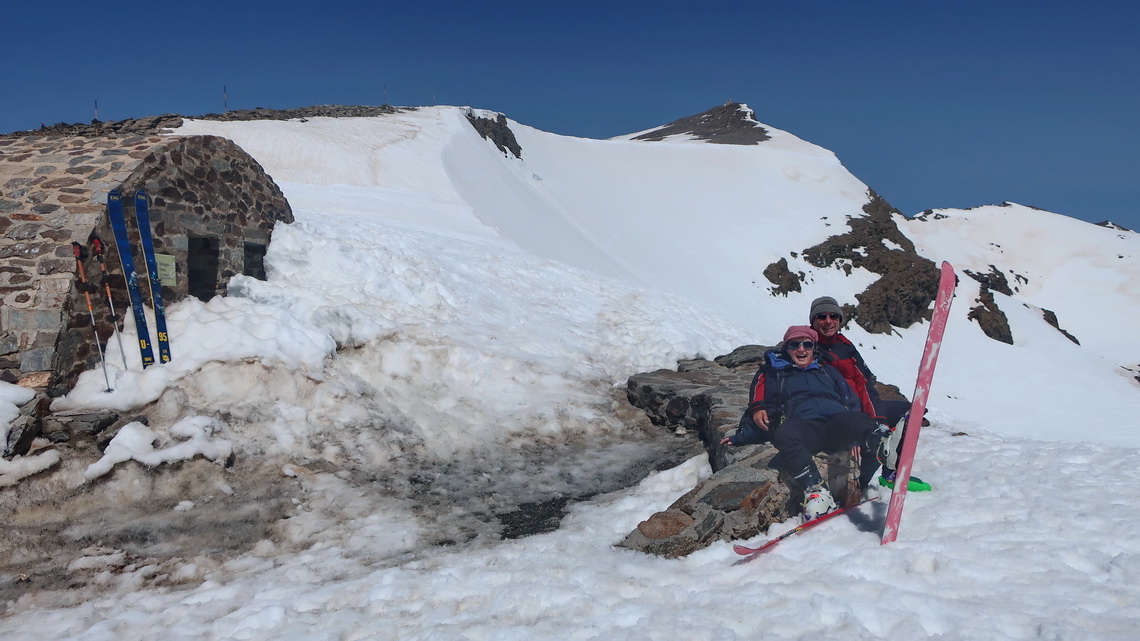 Marion and Alfred with the hut Refugio Vivac de la Carihuela and 3396 meters high Pico del Veleta, which we climbed on skis in March 1986 and by bike in May 2023 (the last few meters on foot)