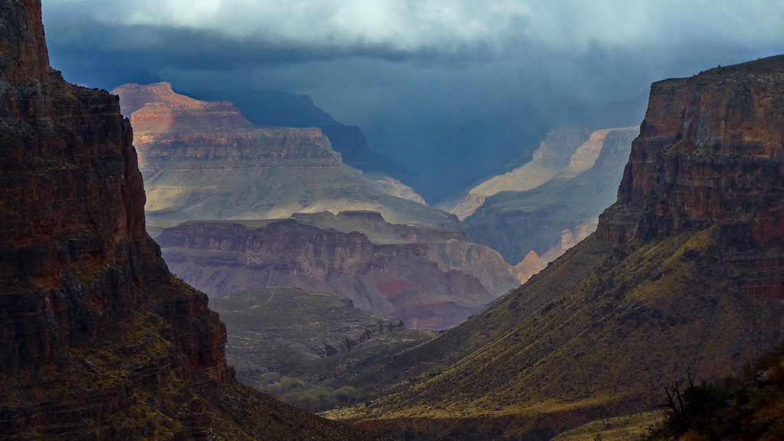 Bad weather on the upper Bright Angel Trail