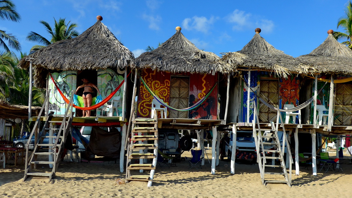 Our campsite La Habana in Zipolite directly on the beach in the shadows of some nice huts